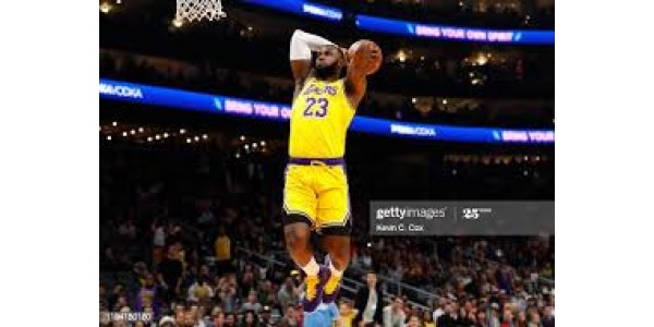 James y los Angeles Lakers renuevan su contrato por dos años